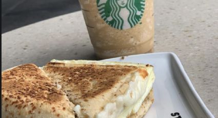 Haz tu propio sándwich saludable con espinacas y claras de huevo al estilo Starbucks