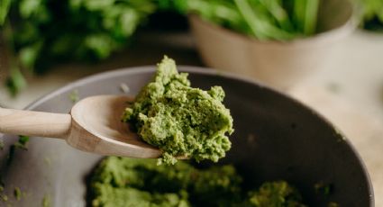 Desayuna diferente con esta receta viral de huevos al pesto