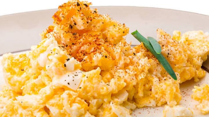 El truco para hacer huevos revueltos (cremosos) de Estrella Michelin en 15 minutos