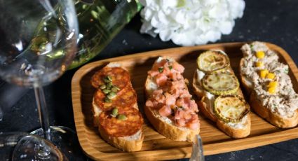 Haz unos crostinis de queso de cabra, jamón y pera, ideal para picotear