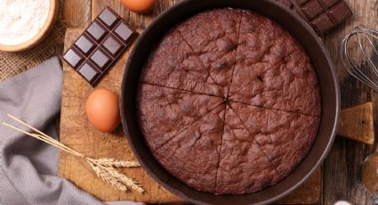 Bizcocho de chocolate con solo 4 ingredientes, el sencillo postre que puedes preparar en microondas