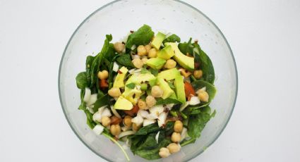 Receta saludable de ensalada de garbanzos y espinacas