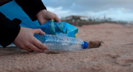 Así puedes reciclar tus botellas de plástico para hacer saleros