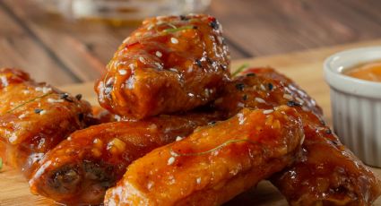 Para picotear: Cocina unas boneless crujientes bañadas de BBQ, miel y sriracha