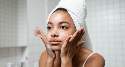 Realiza una rutina correcta de limpieza para evitar el envejecimiento de tu rostro