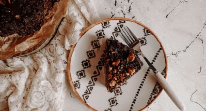 Haz una tarta de chocolate y cacahuetes estilo Snickers (sin horno)