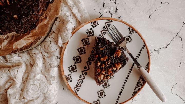 Haz una tarta de chocolate y cacahuetes estilo Snickers (sin horno)
