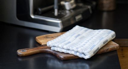 ¿Tus trapos de cocina se hicieron amarillos? Te compartimos la mezcla potente para dejarlos blancos