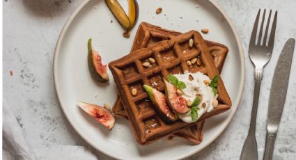 Disfruta de unos waffles con sabor a brownie de chocolate en menos de 6 pasos