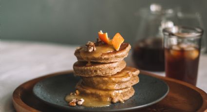 Prepara deliciosos pancakes de manzana sin harina para un desayuno saludable