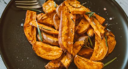 ¡No las tires! Aprovecha las cáscaras de patatas y prepara un snack económico en 10 minutos