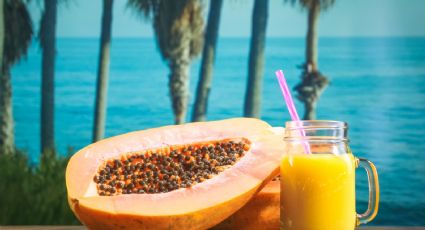 Prepara el batido de papaya y avena que mejora la digestión y te desparasita de manera natural