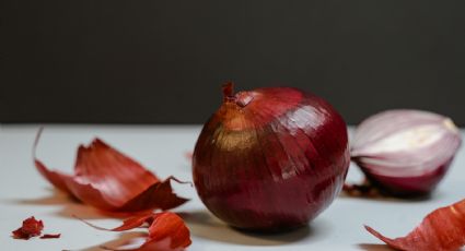 La mejor forma de usar la piel de cebolla como abono orgánico y fertilizar tus plantas