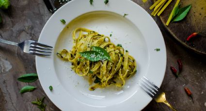 Prepara una pasta con espinaca y queso en menos de 20 minutos