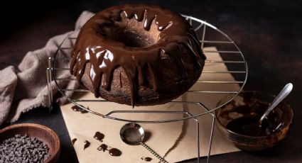 Consigue una torta de chocolate esponjosa y de color oscuro sin necesidad de colorantes