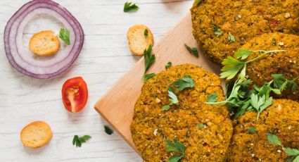 Disfruta de unas milanesas veganas a la napolitana con calabacín y tomate troceado