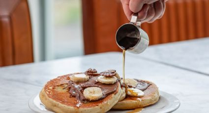 Inicia tus mañanas con unos pancakes esponjosos rellenos de nutella, el desayuno fácil y rápido que te encantará