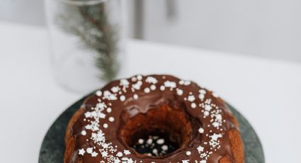 Prepara un delicioso bizcocho de chocolate glaseado