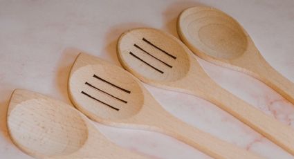 El truco viral para limpiar a profundidad las cucharas de madera con 1 ingrediente