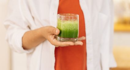 Prepara un batido de verde, ideal para los que sufren de hígado graso