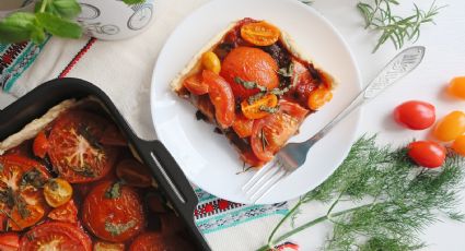 Receta de tarta Tatin salada con tomates caramelizados, perfecta para una cena con amigos