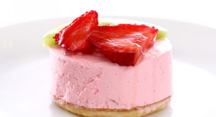 Postre sin horno: Prepara esta deliciosa tarta de queso con fresas y olvídate del calor