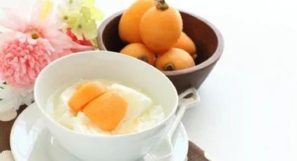 Aprovecha la temporada de nísperos y prepara una ligera crema con yogur y miel