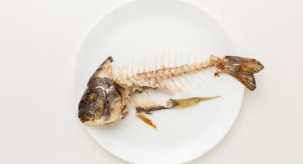 ¿Sabes qué hacer si se te atora una espina de pescado en la garganta? Este es el protocolo de acción, según los expertos