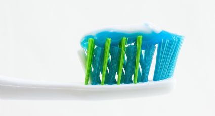 ¿Se te olvido la pasta dental? Sal del apuro y prepara una pasta de dientes con tres ingredientes