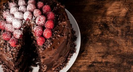 Prepara un delicioso bizcocho de chocolate negro y frambuesas para disfrutar en la cena