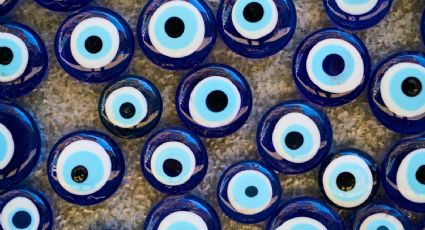 ¿Qué significa el ojo turco y cómo usarlo para alejar la envidia, según el Feng Shui?