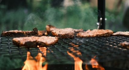 ¿Se te dificulta prender el asador? Agiliza el proceso aprovechando el corcho del vino