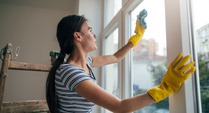 Truco casero que usan las abuelas para eliminar las manchas de la ventana con ingredientes de cocina