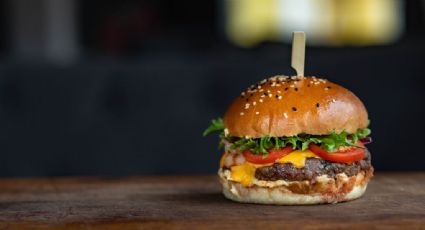 Celebra el Día Internacional de la Hamburguesa preparando esta versión clásica llena de sabor