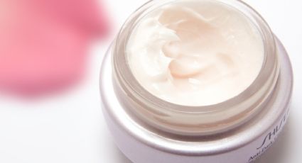 Borra las arrugas de la cara con esta crema facial casera hecha con 1 planta de tu jardín