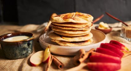 Receta de pancakes saludables de manzana con solo 78 calorías (sin harina y sin azúcar)