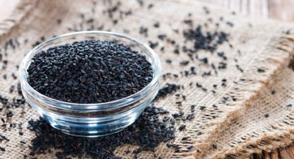 Haz un tinte natural con sésamo negro para disimular las canas y lucir 10 años más joven