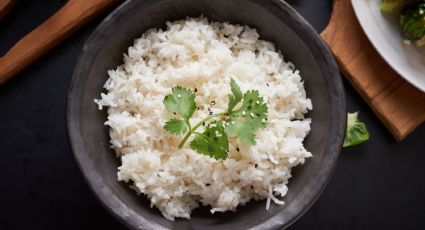 Receta en microondas: Prepara este arroz con ajo y perejil en tan solo 15 minutos