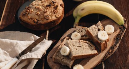 Postre: Elabora un bizcocho súper esponjoso de banana y chocolate en un sartén de hierro fundido