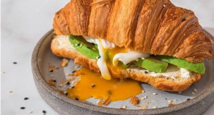 Desayuno saludable: Laura Ponts nos da su receta de cruasán caramelizado con burrata y aguacate