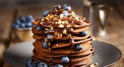 Prepara estos pancakes de chocolate y cacahuete (sin harina y sin azúcar) para un desayuno saludable