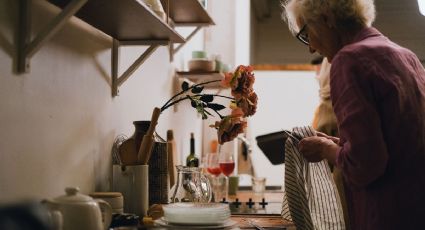 Este es el mejor truco que usan las abuelas para eliminar el mal olor en los trapos de cocina