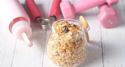 Prepara un rico desayuno saludable con avena, perfecto para antes de ir a entrenar