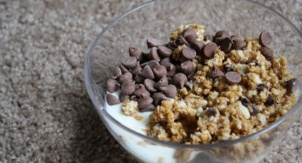 Enriquece tus desayunos con esta granola casera de chocolate y el coco