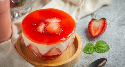 Disfruta de una gelatina saludable de yogur griego y fresas a la hora del postre