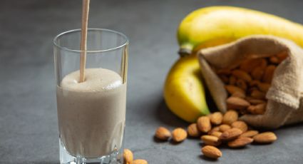 Recupera tu energía con este batido de plátano y almendras de 4 ingredientes