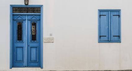 ¿Cuál es el significado espiritual de colocar bicarbonato en la puerta de la casa?