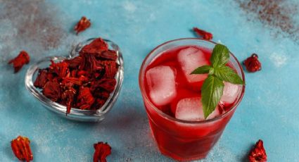 Disfruta del verano con esta deliciosa agua de fresa y jamaica, ¡será muy refrescante!