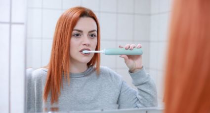 Conoce los hábitos que ponen en riesgo la salud de tus dientes, según los expertos