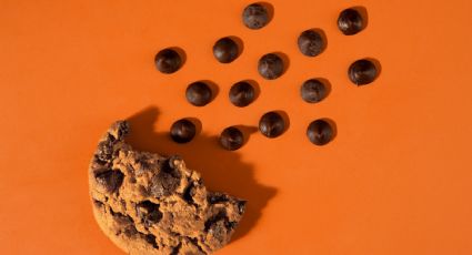 Postre sin horno: Prepara esta galleta proteica con chispas de chocolate en el microondas